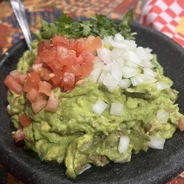 32 Oz Guacamole & Chips.